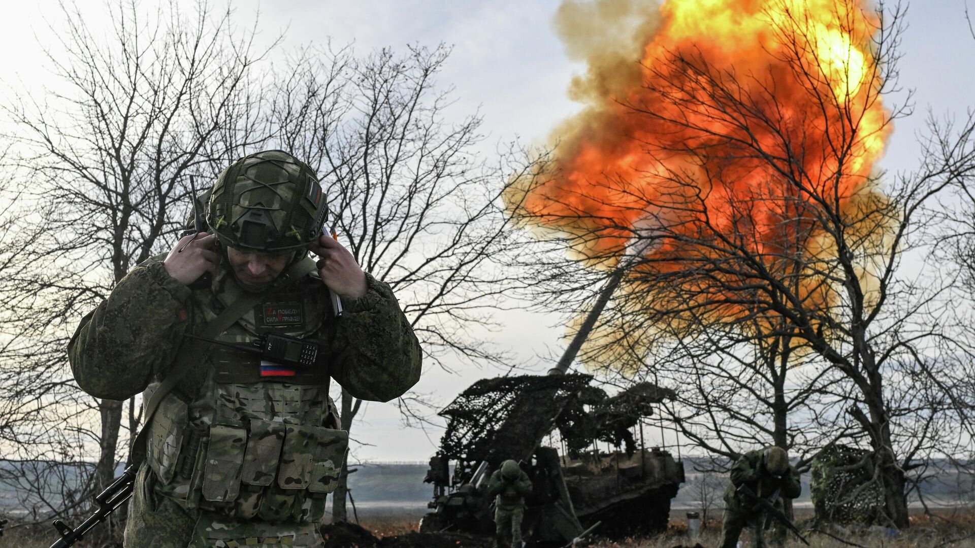 Боевая работа расчета САУ 2С7 Пион 45-й артбригады на Купянском направлении - РИА Новости, 1920, 19.11.2025