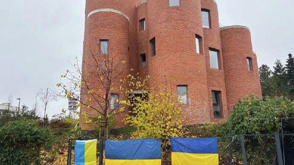 Украинцы в Чехии нарисовали свои флаги на тротуаре у дома спикера парламента и завесили флагами его забор Украинцы в Чехии нарисовали свои флаги на тротуаре у дома спикера парламента и завесили флагами его забор