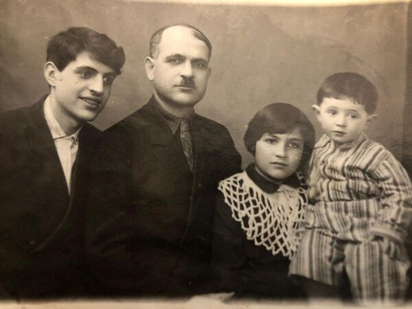 Ян Френкель в юности (крайний слева)