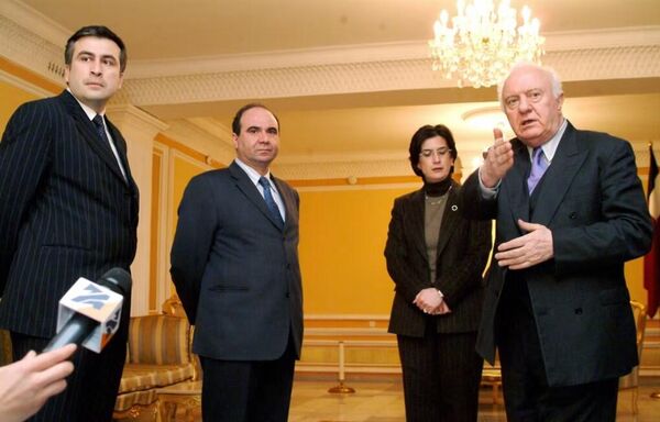 Михаил Саакашвили, Зураб Жвания, Нино Бурджанадзе, Эдуард Шеварднадзе, 9 ноября 2003 года. Фото из социальных сетей