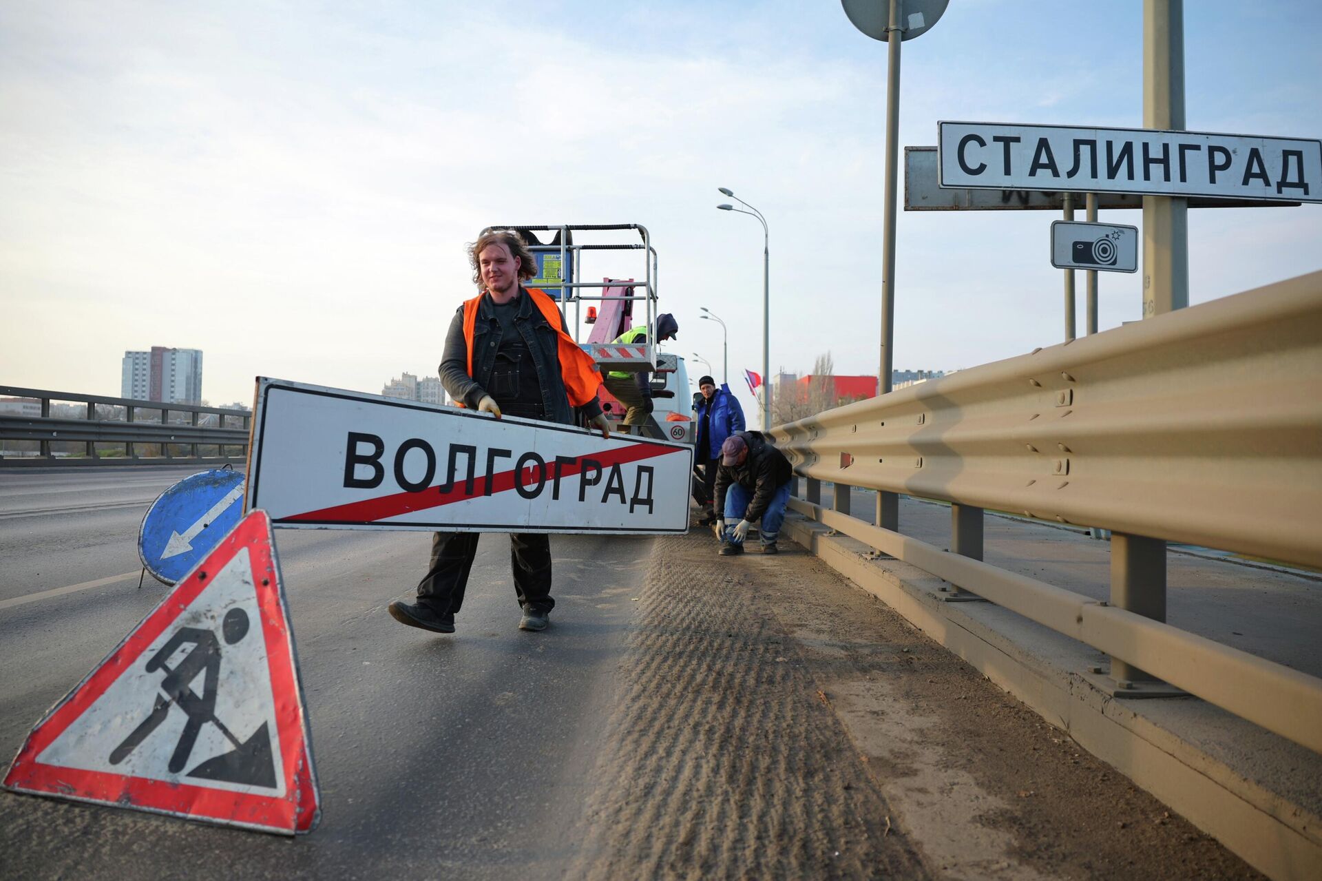 Дорожные указатели Волгоград заменили на Сталинград - РИА Новости, 1920, 21.11.2025