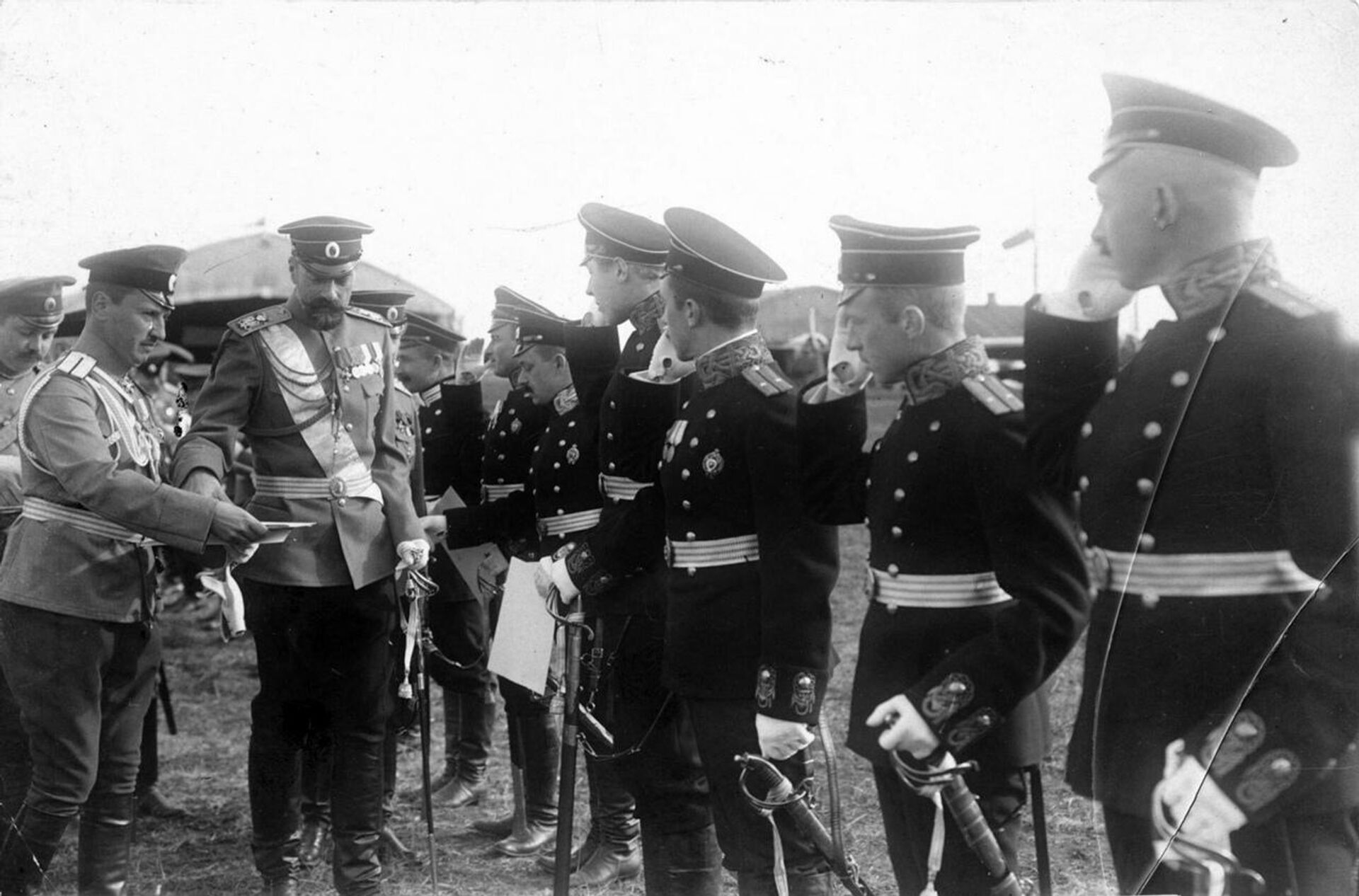 Великий князь Александр Михайлович вручает аттестаты выпускникам Качинской авиашколы, 1912 год Великий князь Александр Михайлович вручает аттестаты выпускникам Качинской авиашколы, 1912 год - РИА Новости, 1920, 22.11.2025