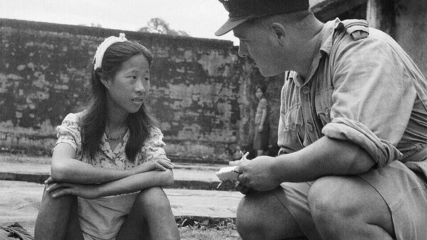 Британский офицер опрашивает китаянку, которую принуждали работать на японской станции утешения. Август 1945 года, Рангун
