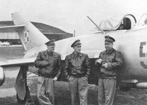 Станислав Скальский (в центре) около своего истребителя Lim-2 (лицензионная копия МиГ-15бис), 1957 год