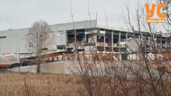 Кадры логистического центра в Святошинском районе Киева, который был поражен сегодня ночью