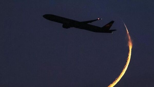 Самолет в небе Самолет в небе