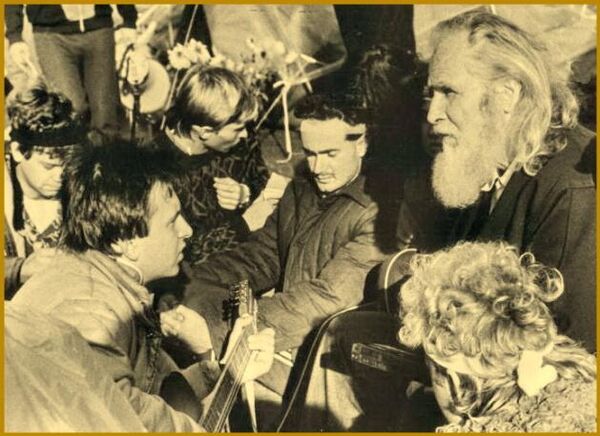 Олесь Бердник с участниками Революции на граните, 1990 год