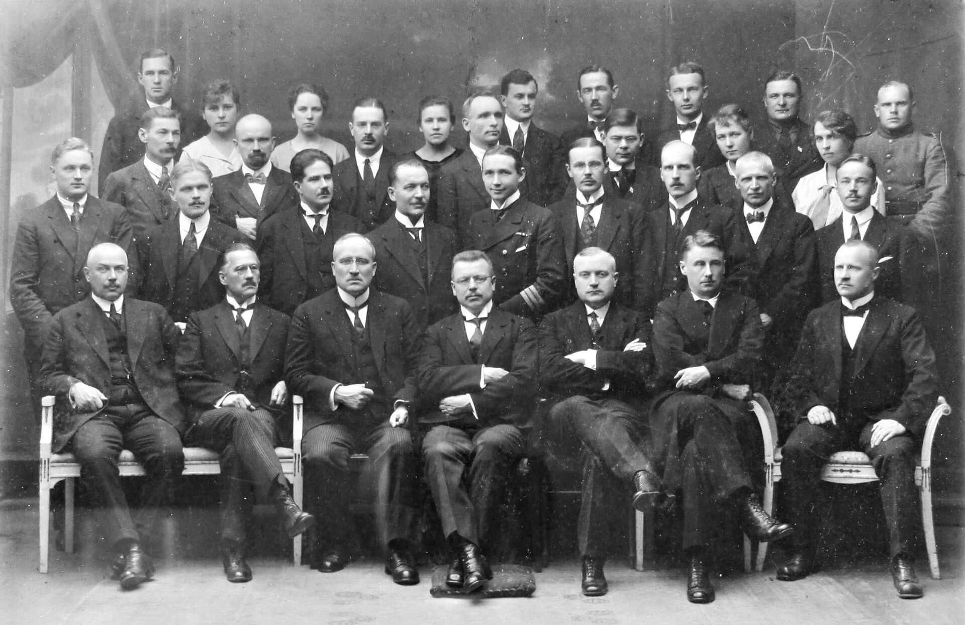 Юхо Паасикиви (в первом ряду в центре) в составе финской делегации на переговорах с Россией. Тарту, 1920 год Юхо Паасикиви (в первом ряду в центре) в составе финской делегации на переговорах с Россией. Тарту, 1920 год - РИА Новости, 1920, 27.11.2025