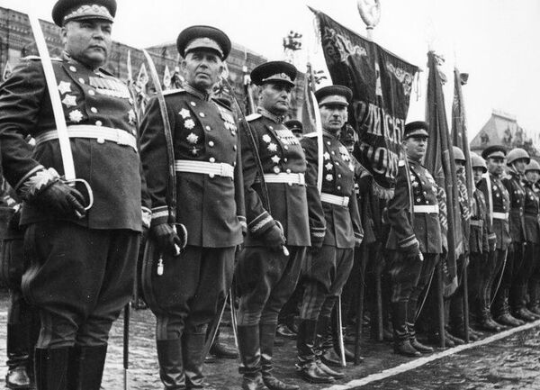 Сводный полк 2-го Украинского фронта на параде Победы: командующий 2-м Украинским фронтом маршал Родион Малиновский, командующий 53-й армией генерал-лейтенант Иван Манагаров, командующий 6-й гвардейской танковой армией гвардии генерал-лейтенант танковых войск Андрей Кравченко, командующий 1-й гвардейской конно-механизированной группой генерал-полковник Исса Плиев, командир 18-го гвардейского стрелкового корпуса гвардии генерал-лейтенант Иван Афонин, командир 49-й гвардейской стрелковой дивизии Герой Советского Союза гвардии генерал-майор Василий Маргелов