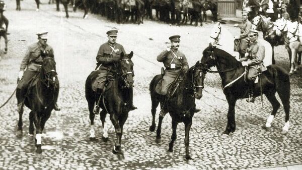 Климент Ворошилов и Михаил Фрунзе. Парад 1 мая 1925 года (фото из социальных сетей)