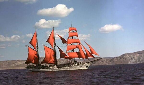 Учебный барк Товарищ в роли парусника Секрет. Кадр из фильма Алые паруса (1961 год) Учебный барк Товарищ в роли парусника Секрет. Кадр из фильма Алые паруса (1961 год)