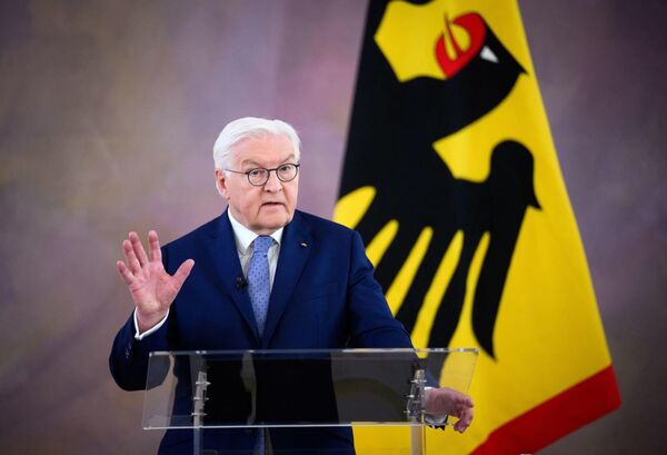 Шайнмайер на фоне флага