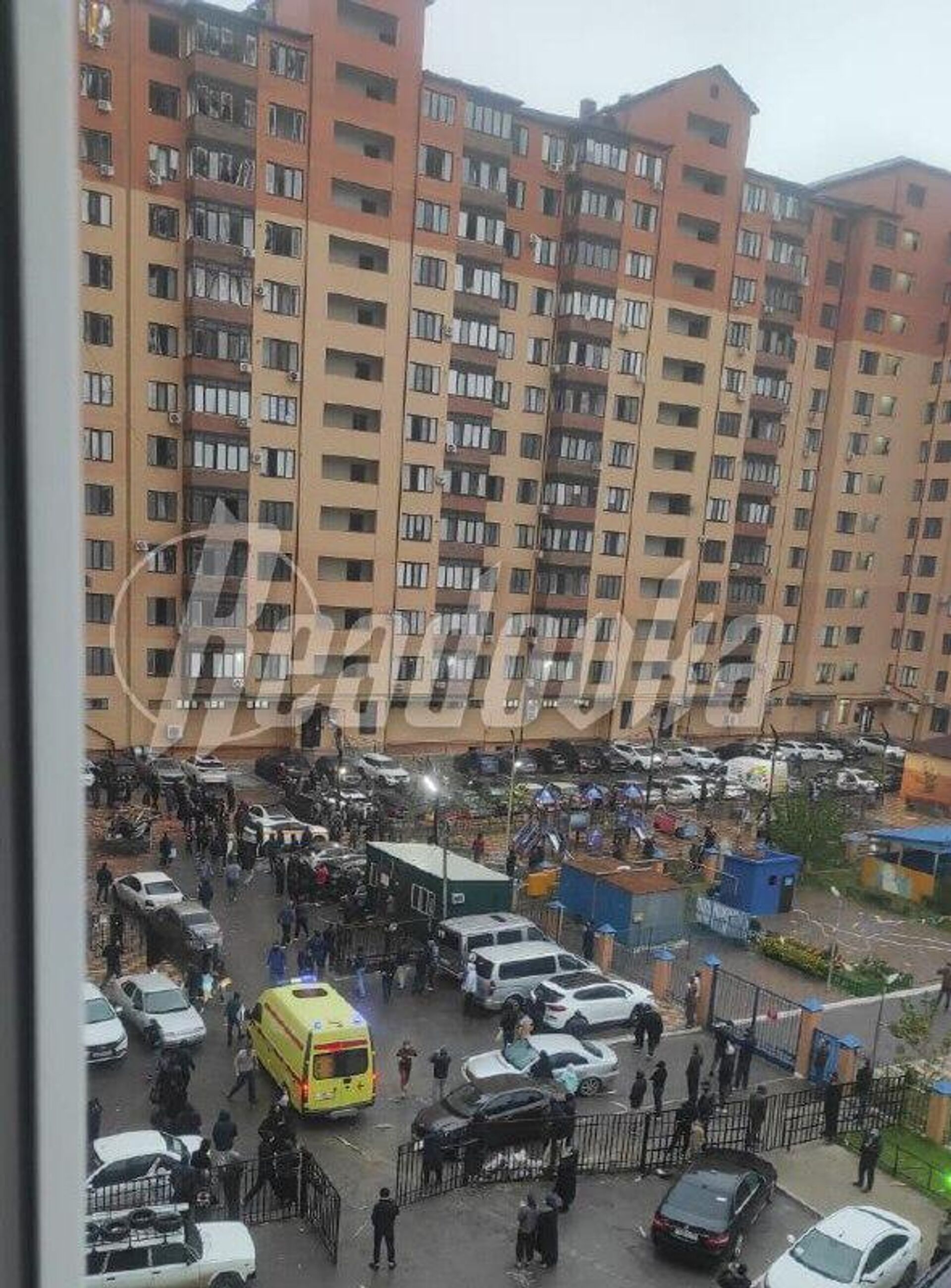 Несколько сильных взрывов прозвучало в Каспийске — повреждена многоэтажка и машины во дворе - РИА Новости, 1920, 01.12.2025