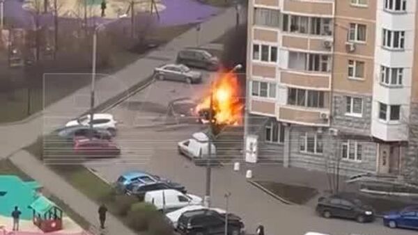 Автомобиль взорвался во дворе жилого дома в Новой Москве Автомобиль взорвался во дворе жилого дома в Новой Москве