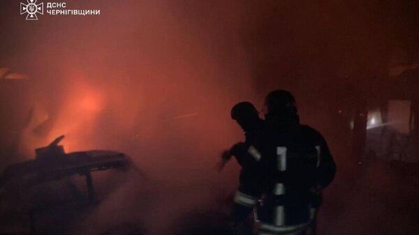 В Корюковском районе Черниговской области в результате попадания БПЛА в один из объектов инфраструктуры возник мощный пожар, сообщают украинские СМИ В Корюковском районе Черниговской области в результате попадания БПЛА в один из объектов инфраструктуры возник мощный пожар, сообщают украинские СМИ