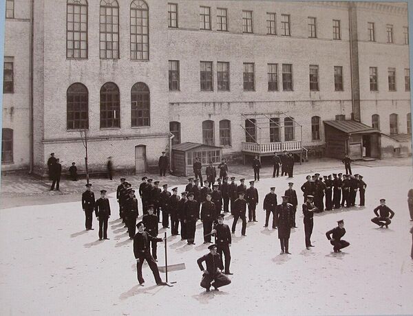 Воспитанники Киевского реального училища во время урока военной гимнастики во дворе училища. Фото из социальных сетей