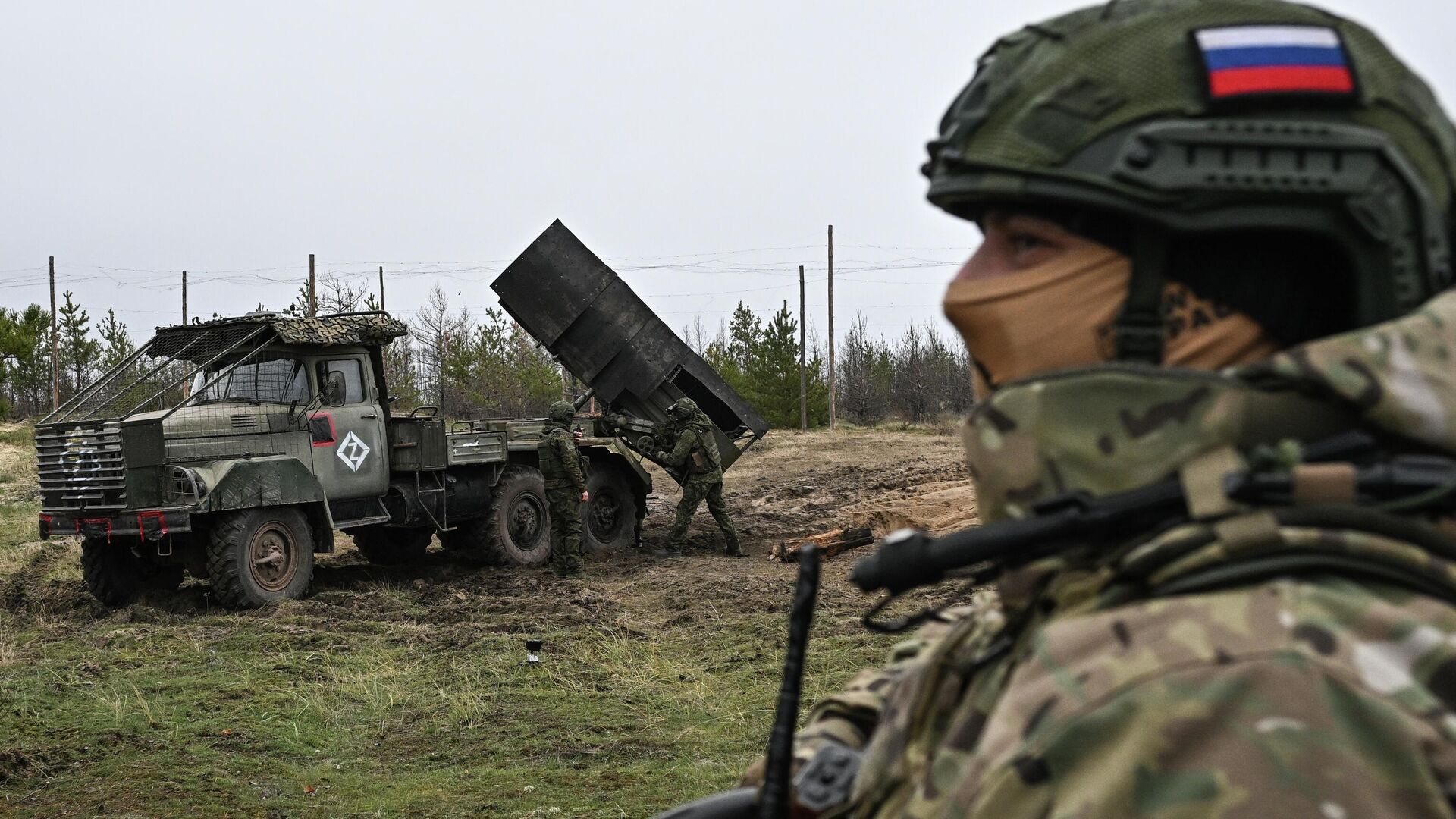 Боевая работа расчета РСЗО Град 83-го самоходного артполка на Краснолиманском направлении СВО - РИА Новости, 1920, 18.12.2025