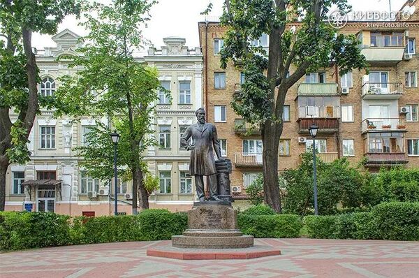 Памятник Борису Гринченко в Киеве Памятник Борису Гринченко в Киеве