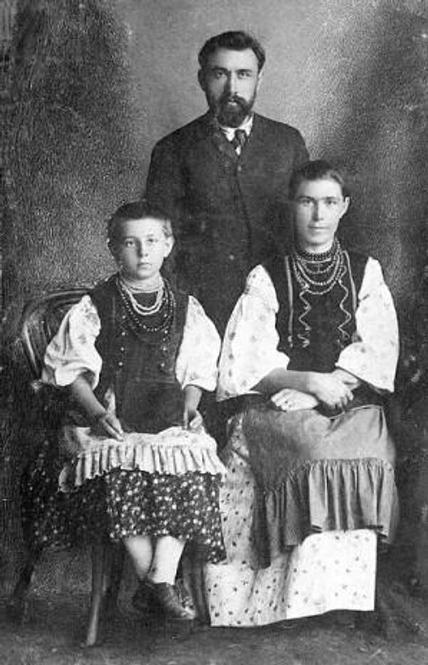 Борис Гринченко с женой и дочерью. 1887 год Борис Гринченко с женой и дочерью. 1887 год