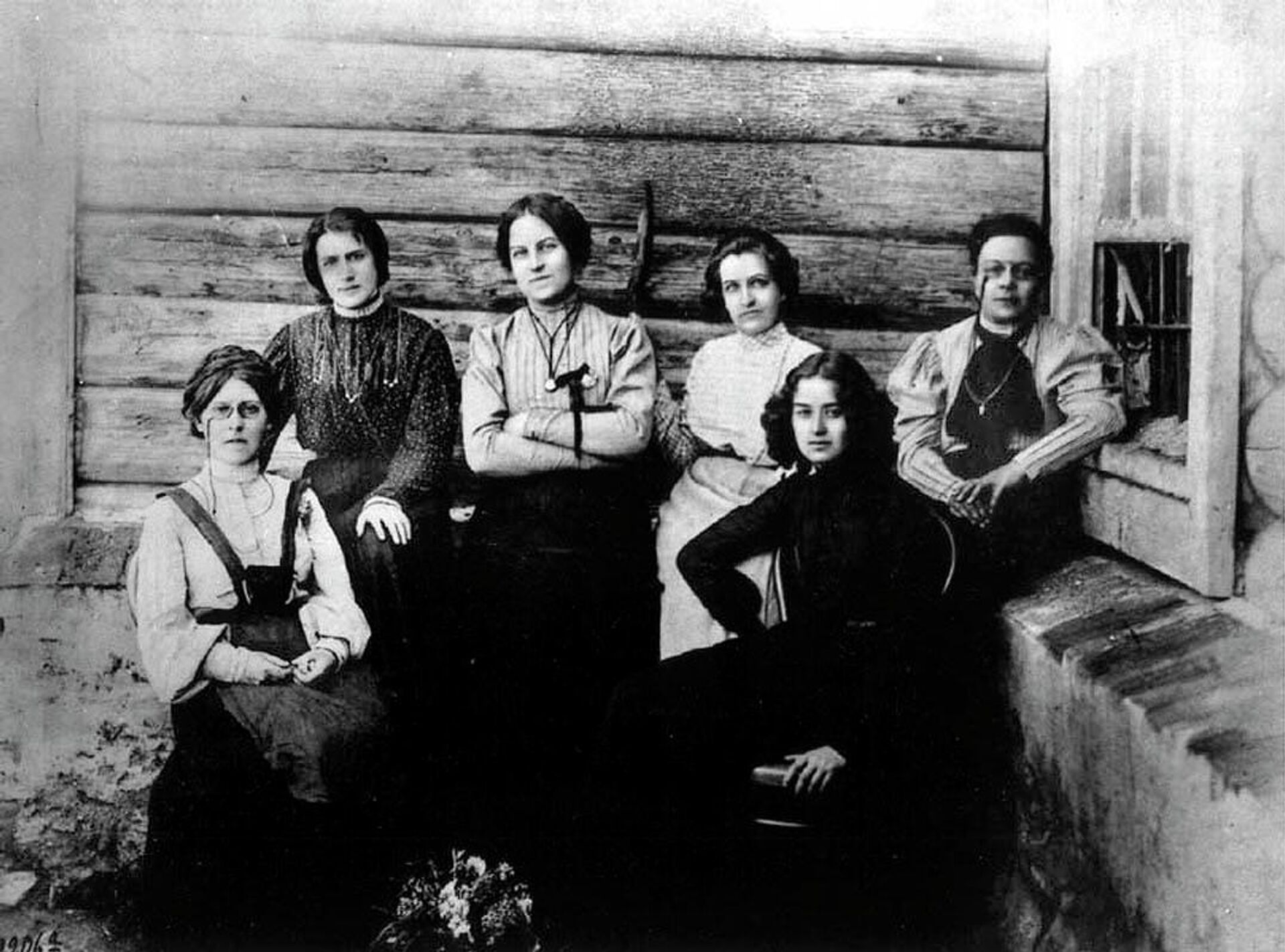 Группа революционерок в сибирской ссылке. Первая слева - Мария Спиридонова, третья - Анастасия Биценко Группа революционерок в сибирской ссылке. Первая слева - Мария Спиридонова, третья - Анастасия Биценко - РИА Новости, 1920, 11.12.2025