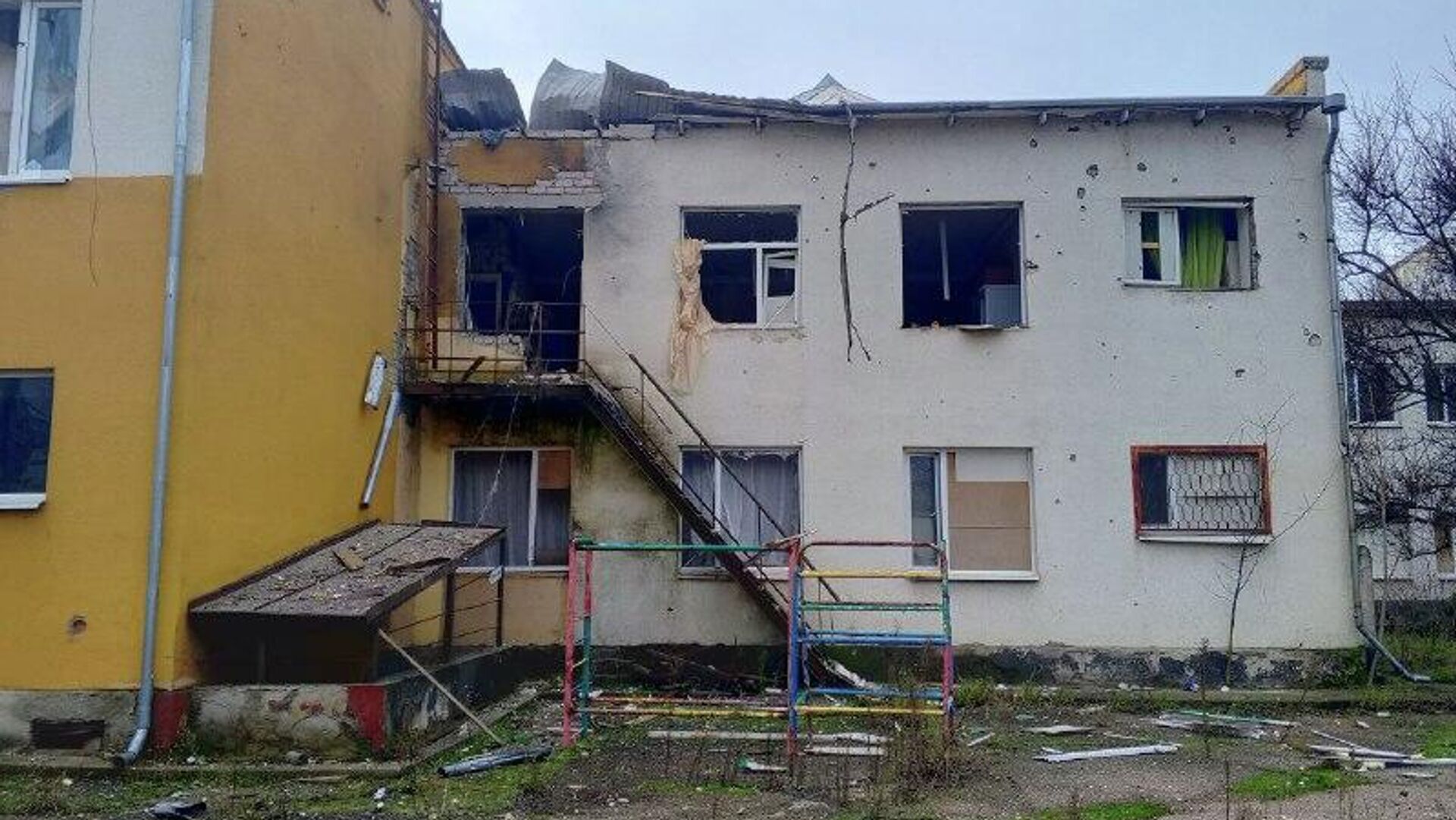 Вследствие обстрелов и беспилотных атак левобережья Херсонской области со стороны боевиков киевского режима погиб один мирный житель, два человека получили ранения, сообщил губернатор Владимир Сальдо: - РИА Новости, 1920, 12.12.2025