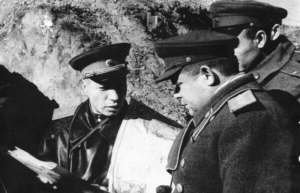 Командующий 1-м Украинским фронтом генерал армии Николай Ватутин и заместитель начальника штаба фронта по разведке генерал-майор Илья Виноградов перед входом на командный пункт на Букринском плацдарме, ноябрь 1943 года Командующий 1-м Украинским фронтом генерал армии Николай Ватутин и заместитель начальника штаба фронта по разведке генерал-майор Илья Виноградов перед входом на командный пункт на Букринском плацдарме, ноябрь 1943 года