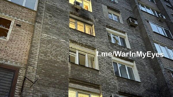 В сети публикуют фото последствий прилета украинского БПЛА в жилой многоквартирный дом в Донецке