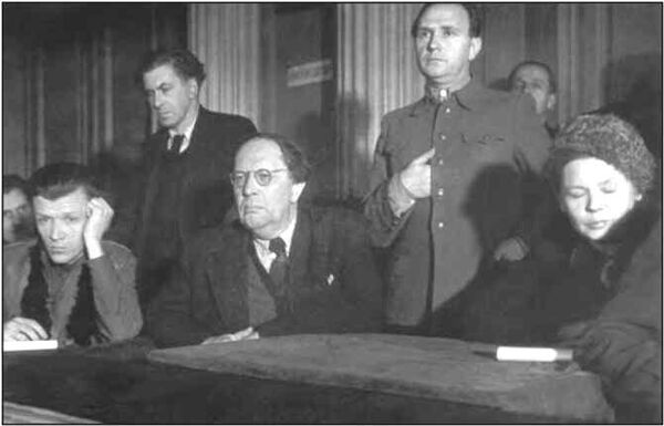 Советские и иностранные журналисты на Харьковском процессе. В центре - А.Н. Толстой