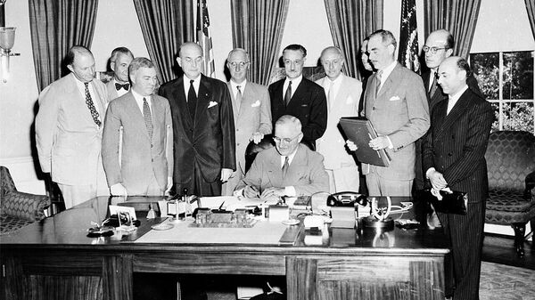 Президент США Гарри С Трумен подписывает Североатлантический договор 