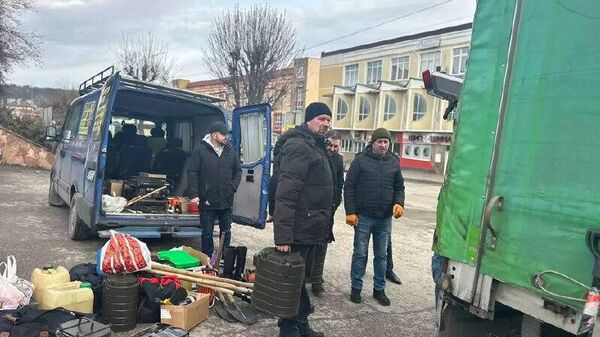 Бюджетников из Западной Украины отправляют рыть окопы в Днепропетровской области и на востоке Украины, сообщило тернопольское издание 20 минут: