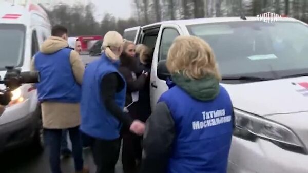 Кадры обмена мирными жителями, пожелавшими воссоединиться со своими семьями, на белорусско-украинской границе