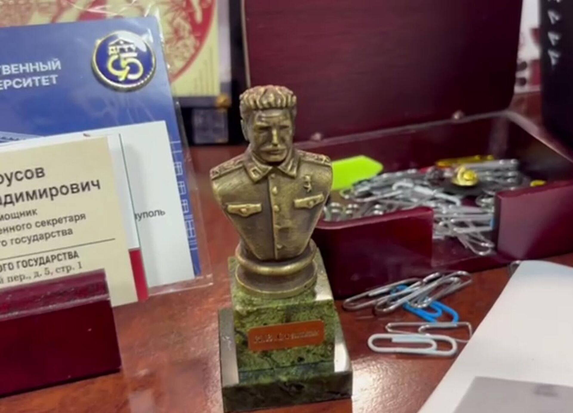 На столе Тейвонена На столе Тейвонена - РИА Новости, 1920, 17.12.2025