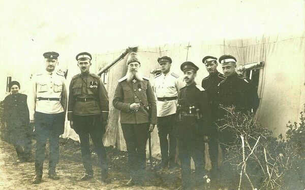 Генерал Туркул (третий слева) в Галлиполи. 1920-21 год