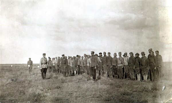 Офицер Дроздовской дивизии проводит занятия с пленными красноармейцами. Таврия, 1920 год