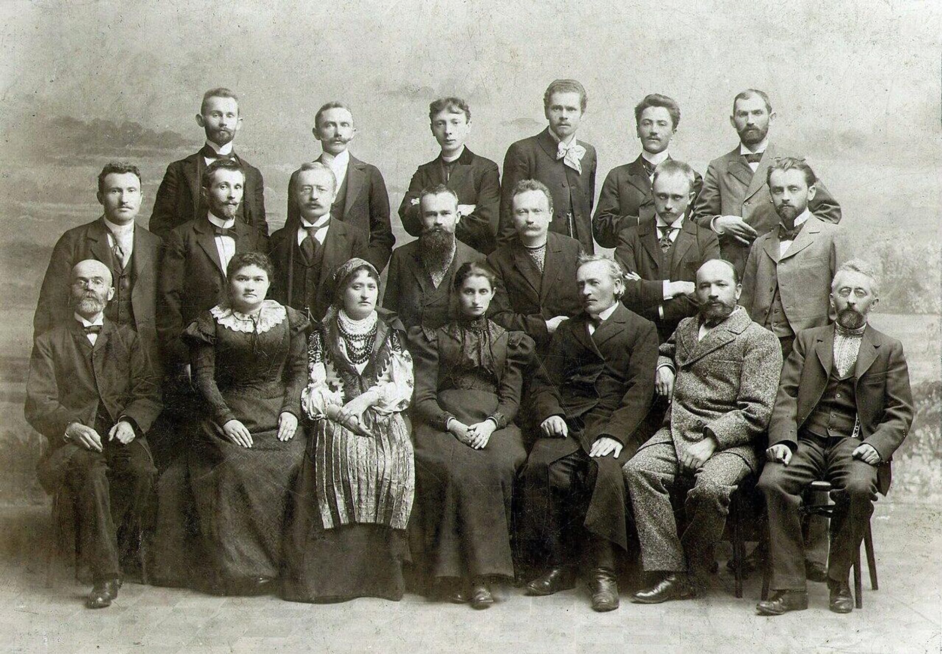 Правление Научного общества им. Шевченко. В центре в первом ряду - Ольга Кобылянская, во втором ряду: второй - Владимир Гнатюк, четвёртый - Михаил Грушевский, пятый - Иван Франко. 31 октября 1898 года. Правление Научного общества им. Шевченко. В центре в первом ряду - Ольга Кобылянская, во втором ряду: второй - Владимир Гнатюк, четвёртый - Михаил Грушевский, пятый - Иван Франко. 31 октября 1898 года. - РИА Новости, 1920, 18.12.2025