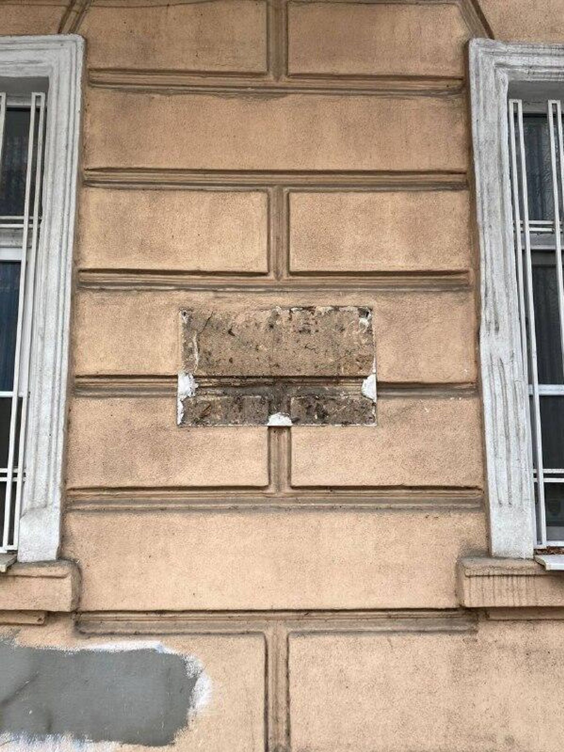 ‼ В Одессе сняли мемориальную табличку в честь Евгения Петровича Катаева (Петрова), соавтора «Золотого теленка» и «Двенадцати стульев» - РИА Новости, 1920, 18.12.2025