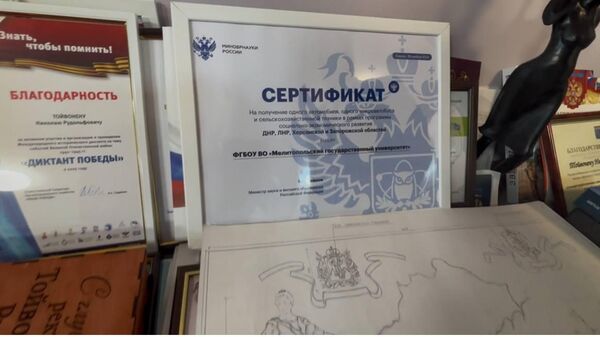 Флаги, иконы, грамоты, подарки в кабинете Тойвонена Флаги, иконы, грамоты, подарки в кабинете Тойвонена