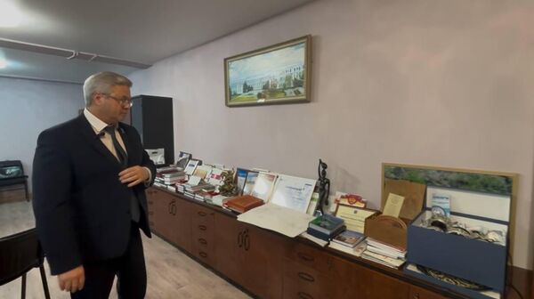 Флаги, иконы, грамоты, подарки в кабинете Тойвонена Флаги, иконы, грамоты, подарки в кабинете Тойвонена