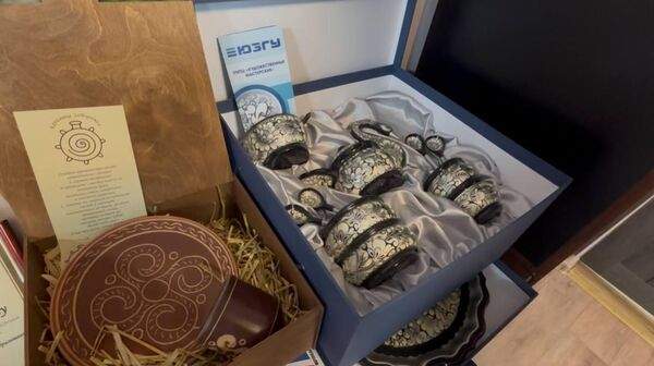 Флаги, иконы, грамоты, подарки в кабинете Тойвонена Флаги, иконы, грамоты, подарки в кабинете Тойвонена