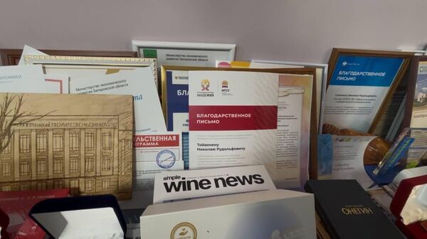 Флаги, иконы, грамоты, подарки в кабинете Тойвонена Флаги, иконы, грамоты, подарки в кабинете Тойвонена