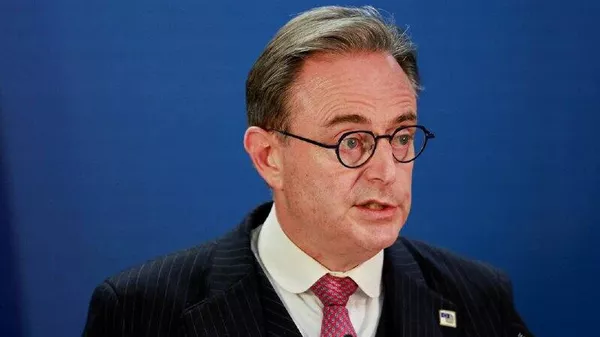 Премьер-министр Бельгии Барт де Вевер, противник идеи конфискации российских замороженных активов, на пресс-конференции пошутил про то, что у него есть дача под Санкт-Петербургом