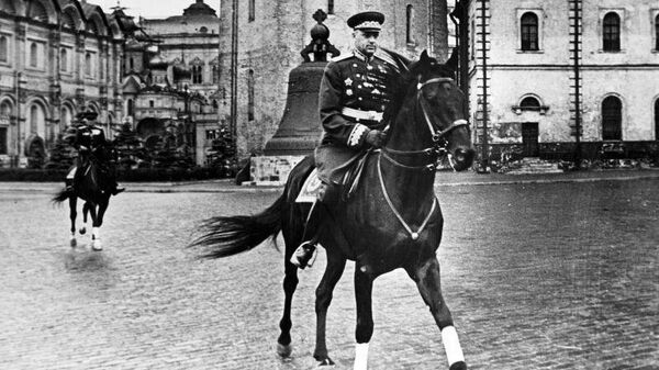 Командующий Парадом Победы маршал Константин Рокоссовский на жеребце Полюсе. 24 июня 1945 года