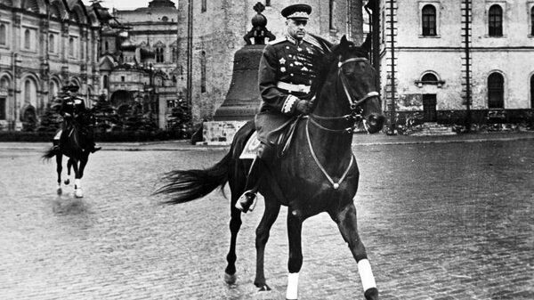 Командующий Парадом Победы маршал Константин Рокоссовский на жеребце Полюсе. 24 июня 1945 года Командующий Парадом Победы маршал Константин Рокоссовский на жеребце Полюсе. 24 июня 1945 года