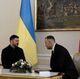 Президент Польши Кароль Навроцкий вручил Владимиру Зеленскому двухтомник «Документы Волынской резни» во время визита украинского лидера в Варшаву, сообщает польская газета Wiadomości
