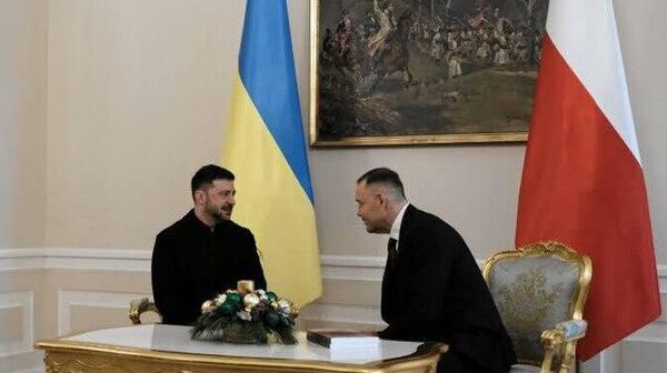 Президент Польши Кароль Навроцкий вручил Владимиру Зеленскому двухтомник «Документы Волынской резни» во время визита украинского лидера в Варшаву, сообщает польская газета Wiadomości