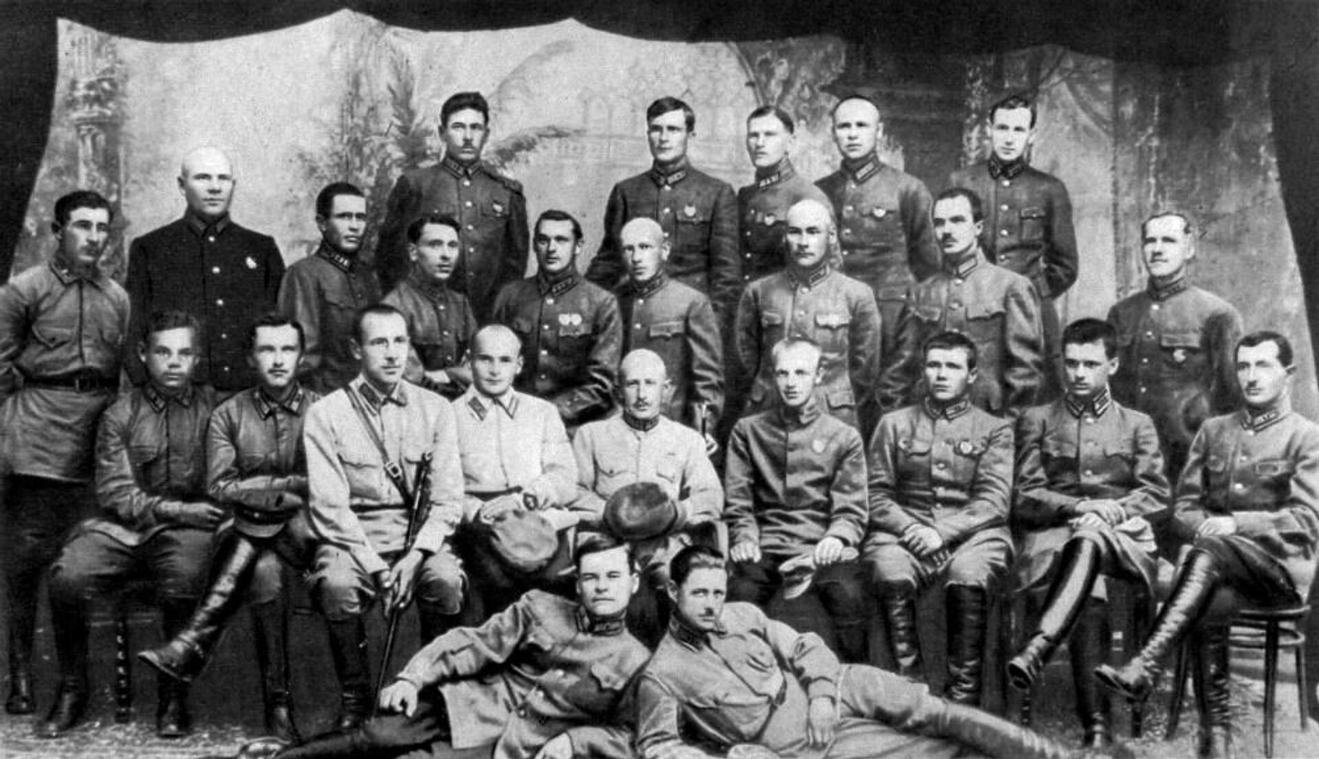 К. Рокоссовский (пятый в третьем ряду) и Г. Жуков (девятый в третьем ряду) на Курсах усовершенствования командного состава, 1925 год К. Рокоссовский (пятый в третьем ряду) и Г. Жуков (девятый в третьем ряду) на Курсах усовершенствования командного состава, 1925 год - РИА Новости, 1920, 21.12.2025