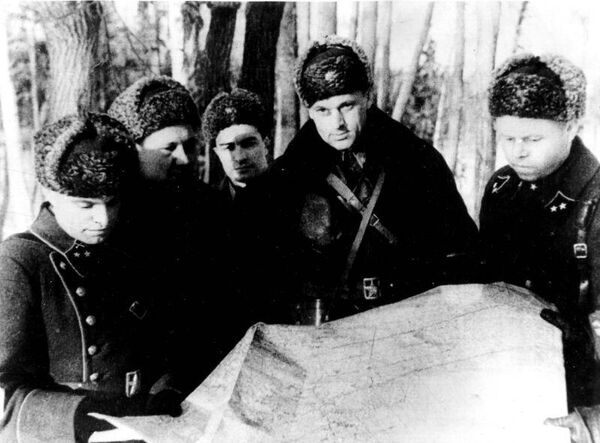 Командующий 16-й армией К. Рокоссовский со штабом в районе Истры, декабрь 1941 года Командующий 16-й армией К. Рокоссовский со штабом в районе Истры, декабрь 1941 года