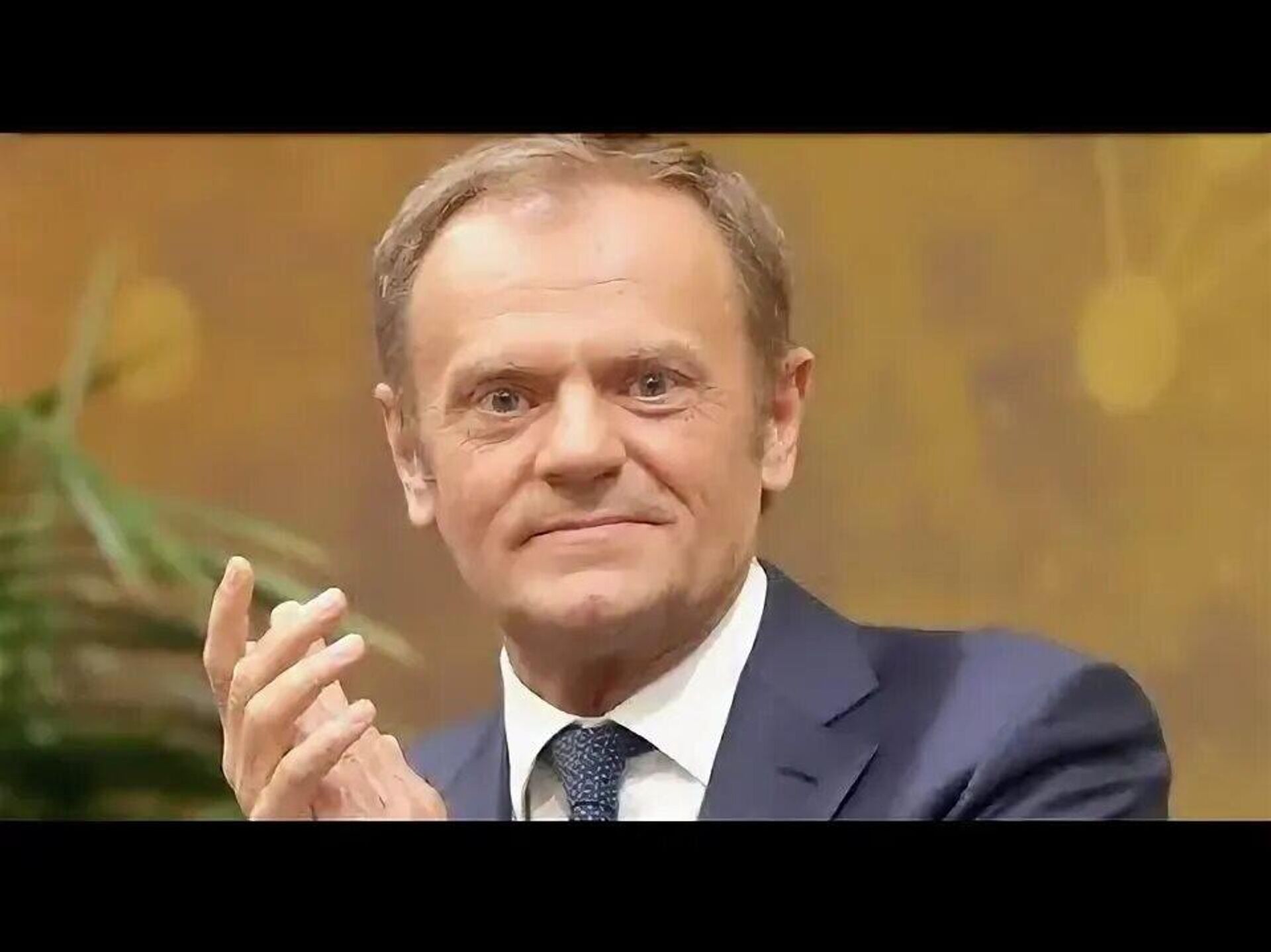 Туск аплодирует себе - РИА Новости, 1920, 22.12.2025