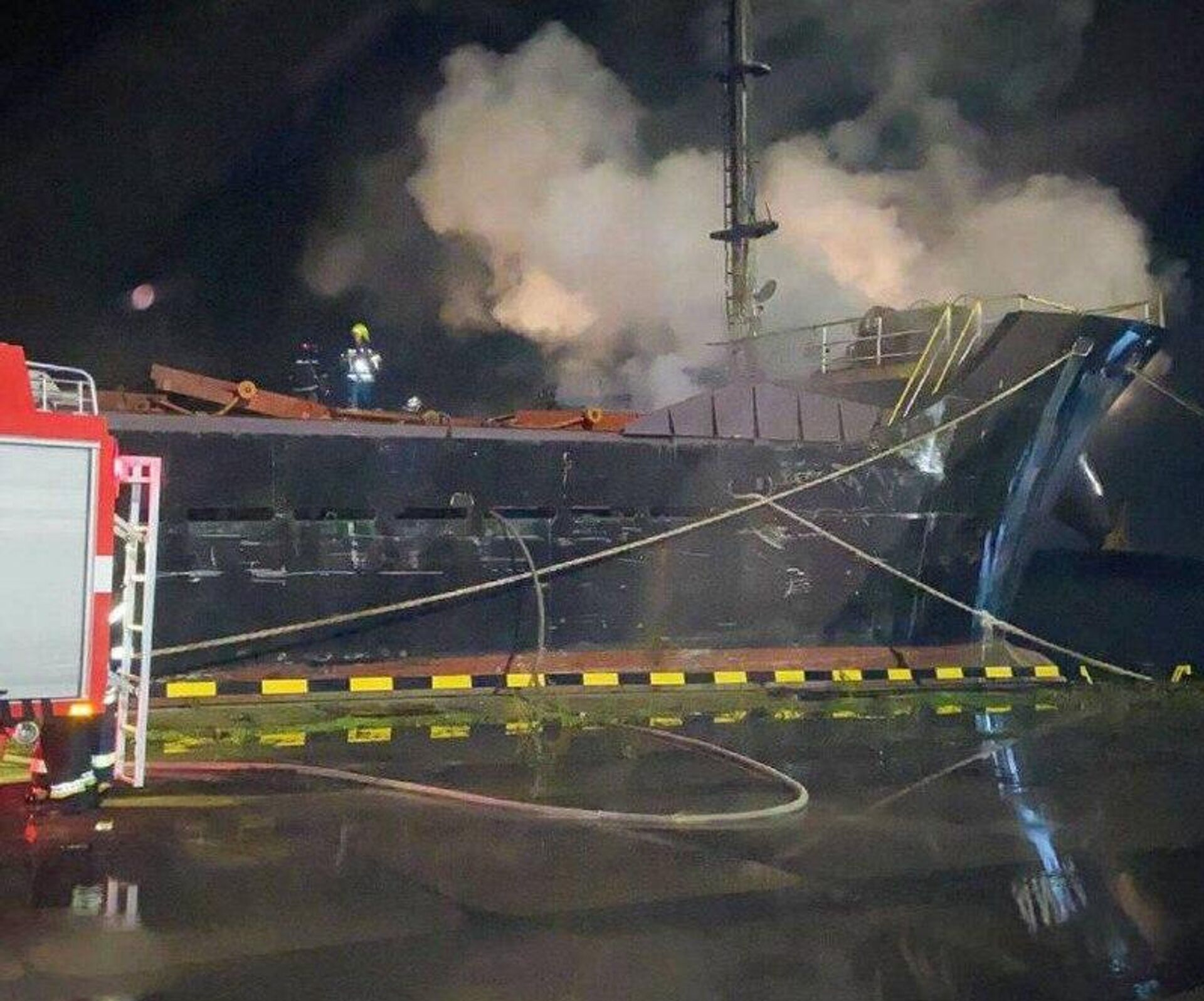 Кадры горевшего после удара «Герани» судна в Одесском порту - РИА Новости, 1920, 23.12.2025