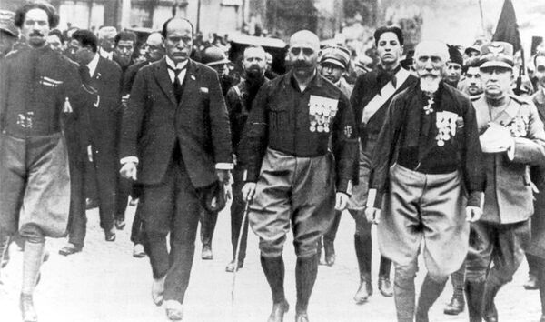 Муссолини во главе марша чернорубашечников на Рим